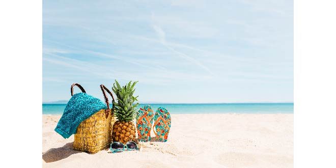 Beach background with beach elements and copyspace Free Photo